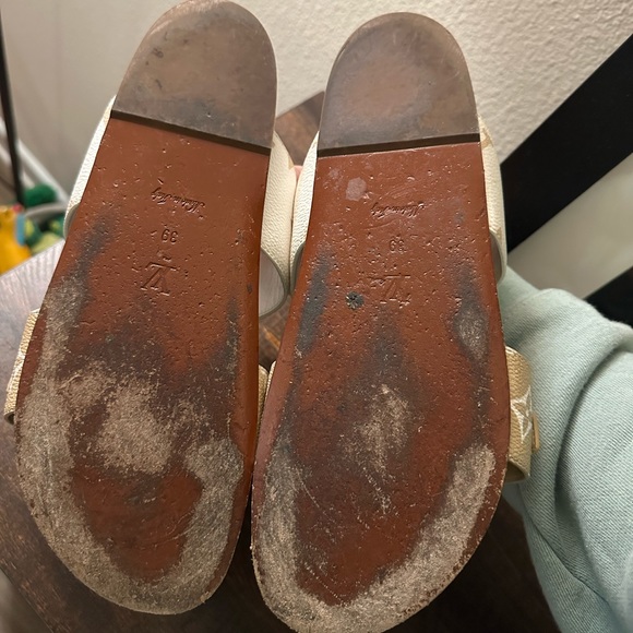 Limited Edition - Louis Vuitton Bom Día Flat Mules in Khaki - Picture 11 of 17